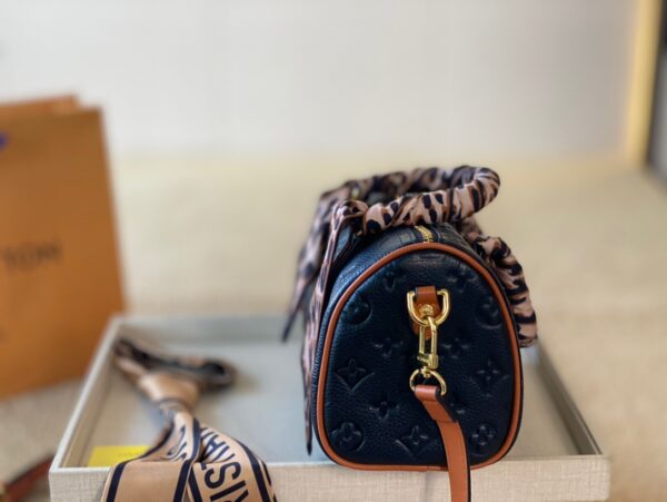 LC262 - Louis Vuitton Women's Fashion Bag