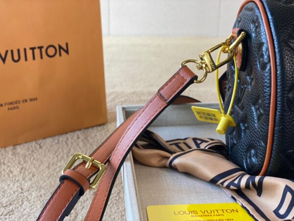 LC262 - Louis Vuitton Women's Fashion Bag