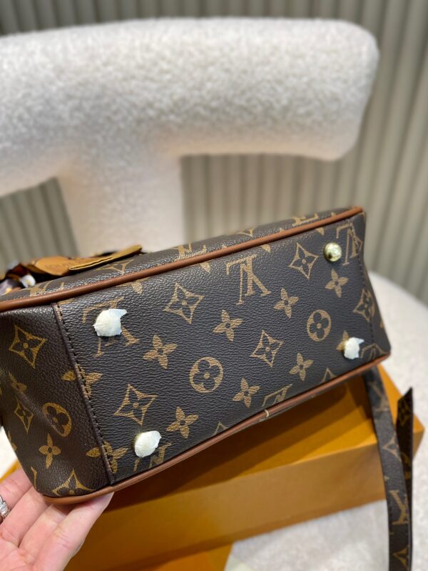 LC263 - Louis Vuitton Women's Fashion Bag