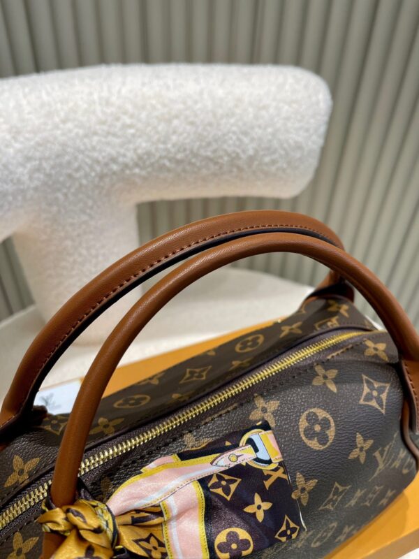 LC263 - Louis Vuitton Women's Fashion Bag