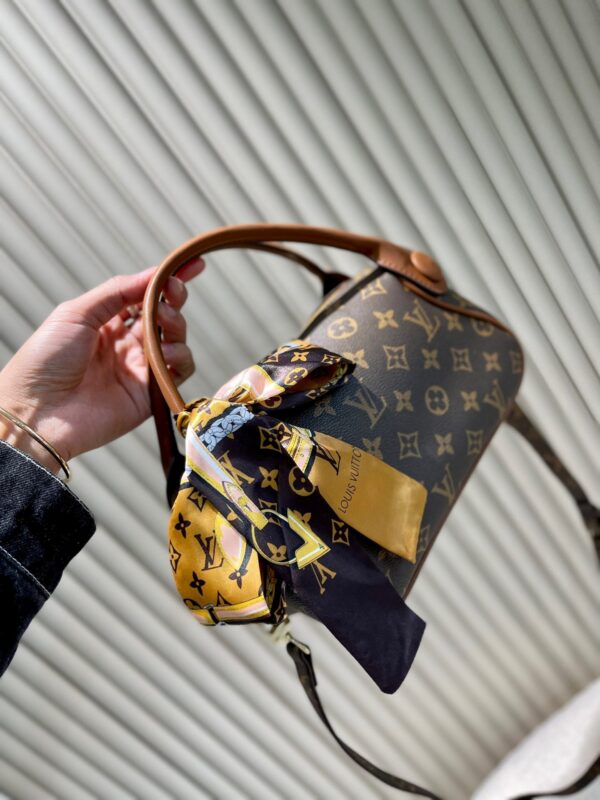 LC263 - Louis Vuitton Women's Fashion Bag
