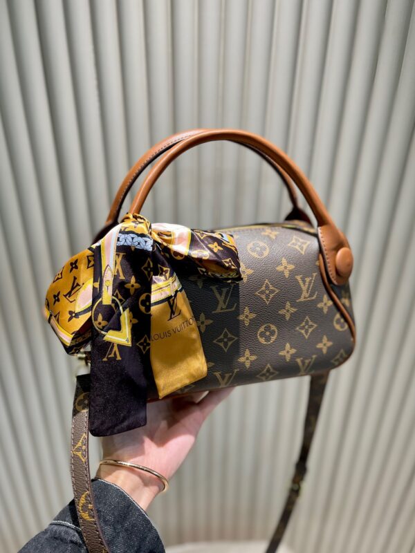 LC263 - Louis Vuitton Women's Fashion Bag