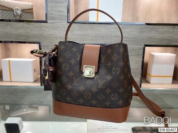LC264 - Louis Vuitton Women's Fashion Bag