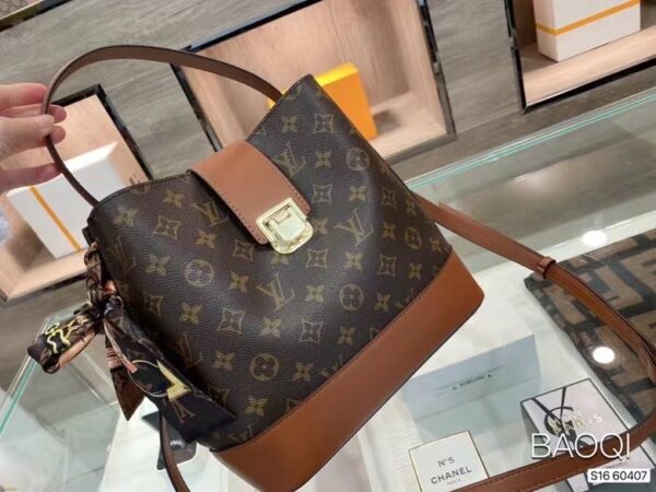 LC264 - Louis Vuitton Women's Fashion Bag