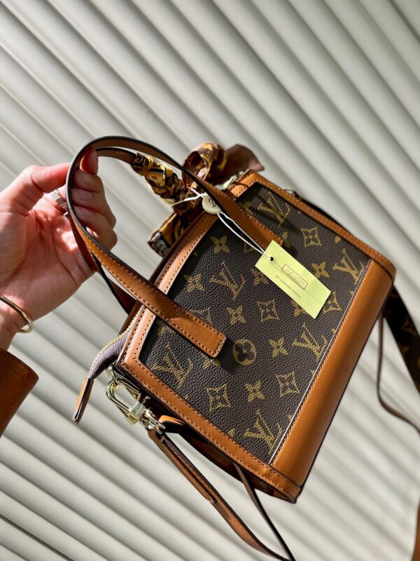 LC266 - Louis Vuitton Women's Fashion Bag