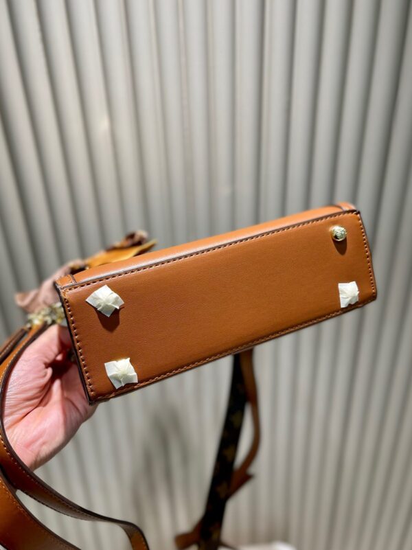 LC266 - Louis Vuitton Women's Fashion Bag