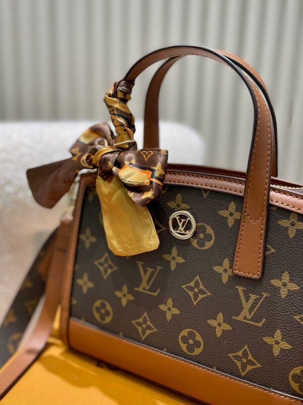 LC266 - Louis Vuitton Women's Fashion Bag