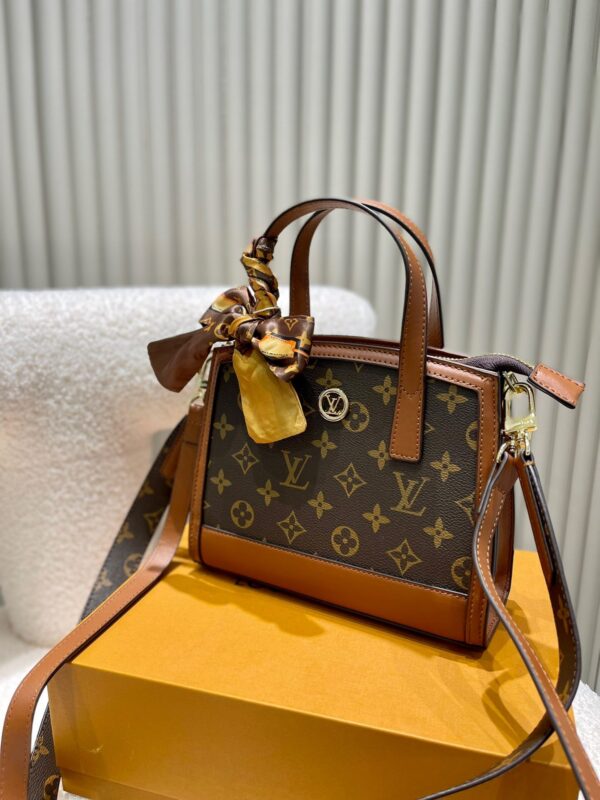 LC266 - Louis Vuitton Women's Fashion Bag