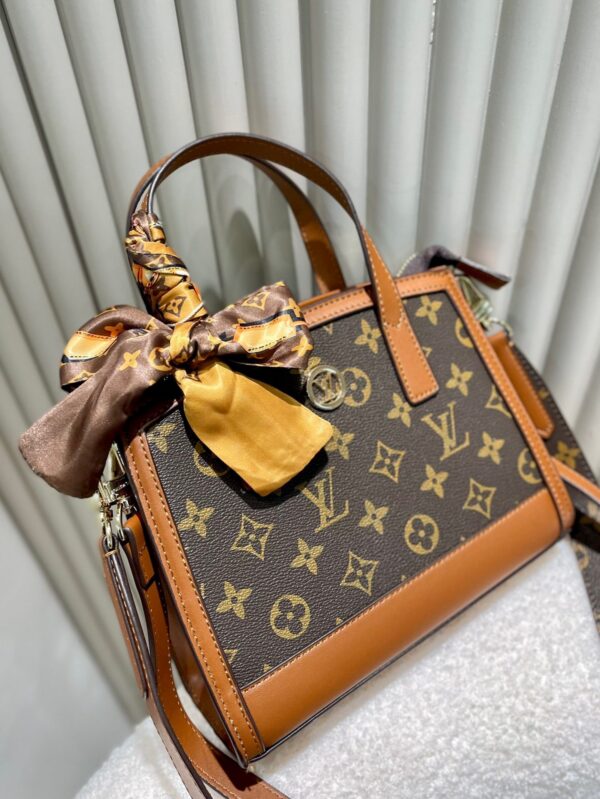 LC266 - Louis Vuitton Women's Fashion Bag