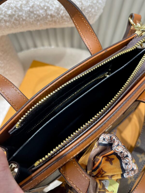 LC266 - Louis Vuitton Women's Fashion Bag