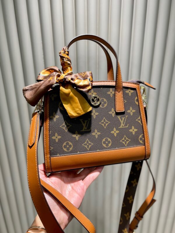 LC266 - Louis Vuitton Women's Fashion Bag