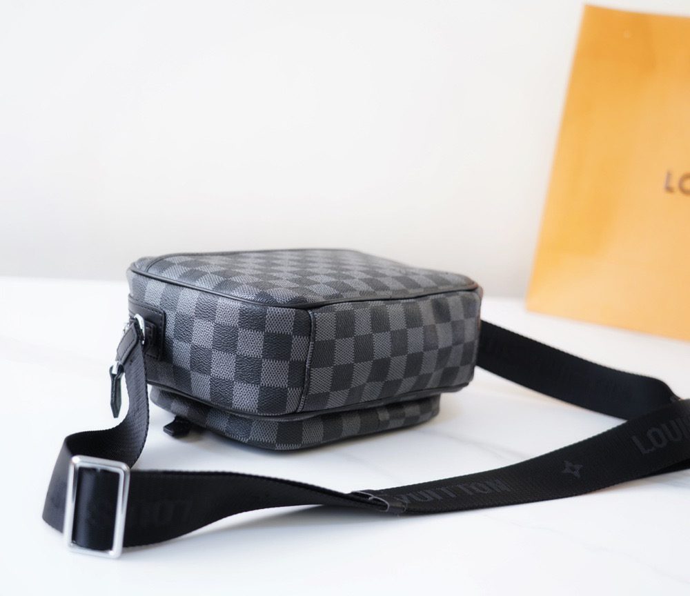 LC269 - Louis Vuitton Black Fashion Bag