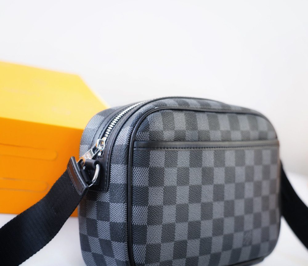 LC269 - Louis Vuitton Black Fashion Bag