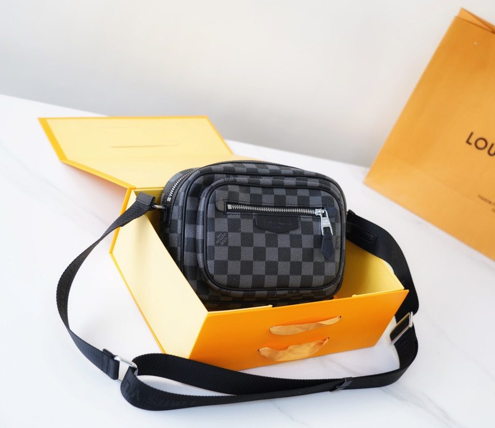 LC269 - Louis Vuitton Black Fashion Bag