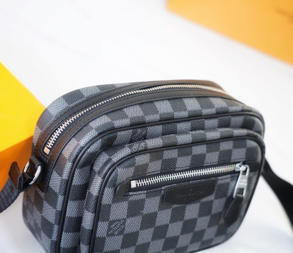 LC269 - Louis Vuitton Black Fashion Bag