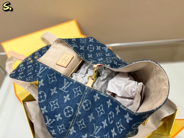 LC299 - Louis Vuitton Women's Fashion Bag