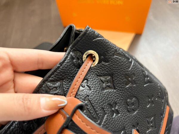 LC307 - Louis Vuitton Women's Fashion Bag