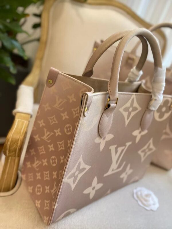 LC312 - Louis Vuitton Women's Fashion Bag