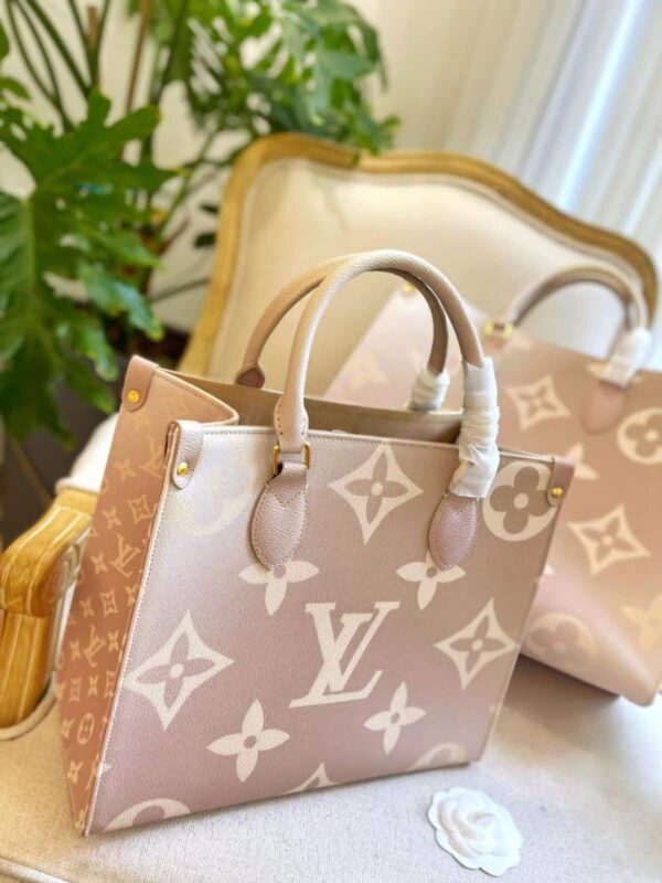 LC312 - Louis Vuitton Women's Fashion Bag