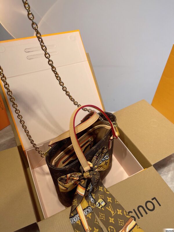 LC318 - Louis Vuitton Women's Fashion Bag