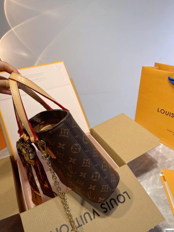 LC318 - Louis Vuitton Women's Fashion Bag