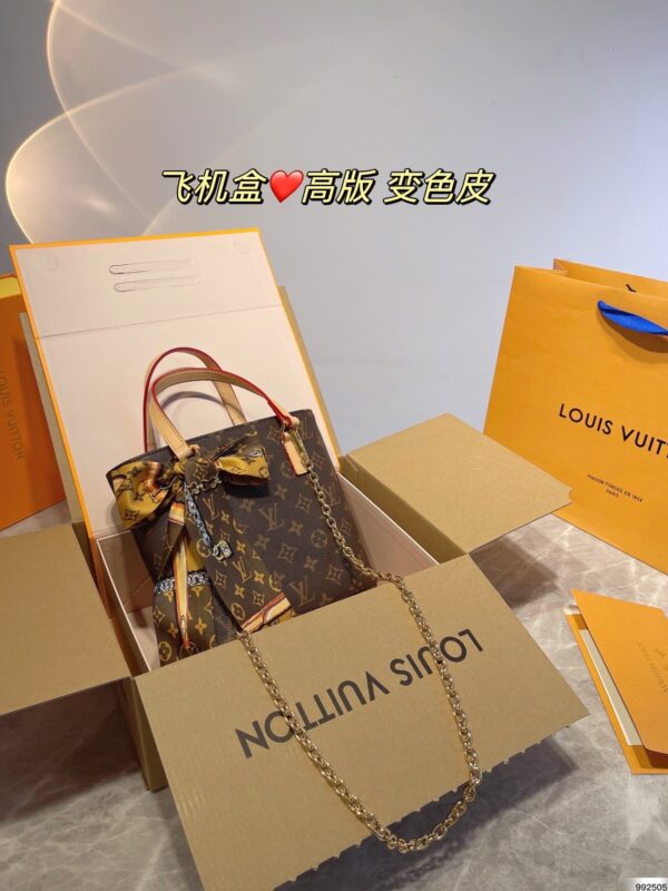 LC318 - Louis Vuitton Women's Fashion Bag