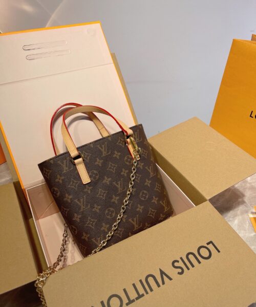 LC318 - Louis Vuitton Women's Fashion Bag