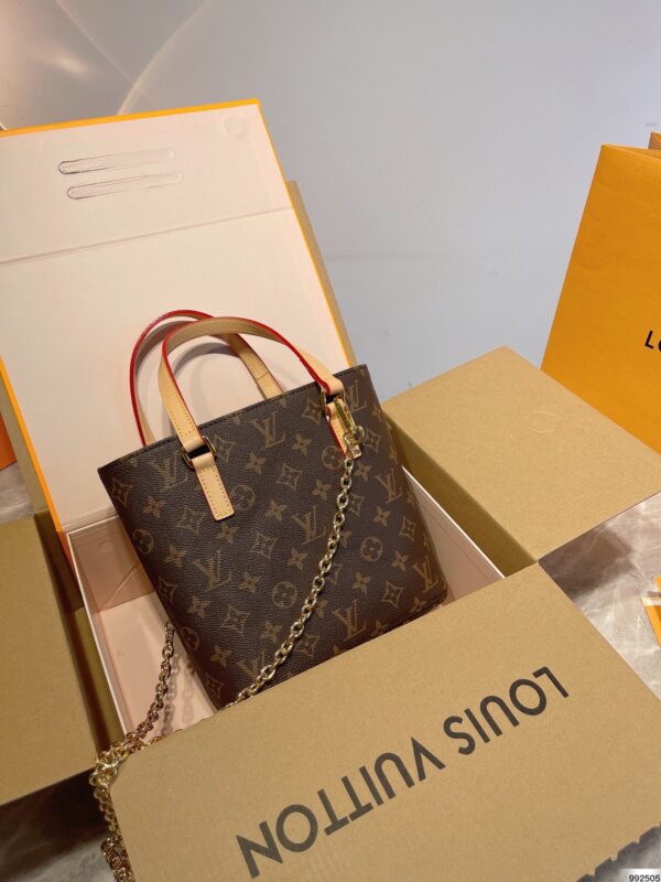 LC318 - Louis Vuitton Women's Fashion Bag