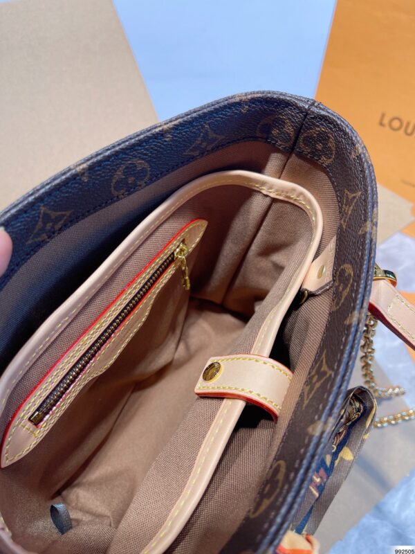 LC318 - Louis Vuitton Women's Fashion Bag