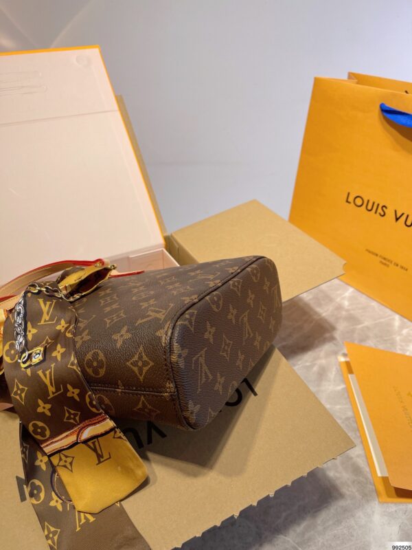 LC318 - Louis Vuitton Women's Fashion Bag