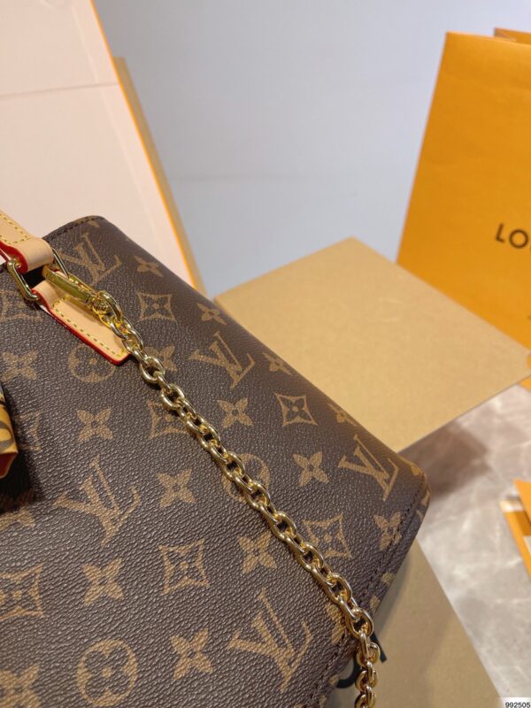 LC318 - Louis Vuitton Women's Fashion Bag