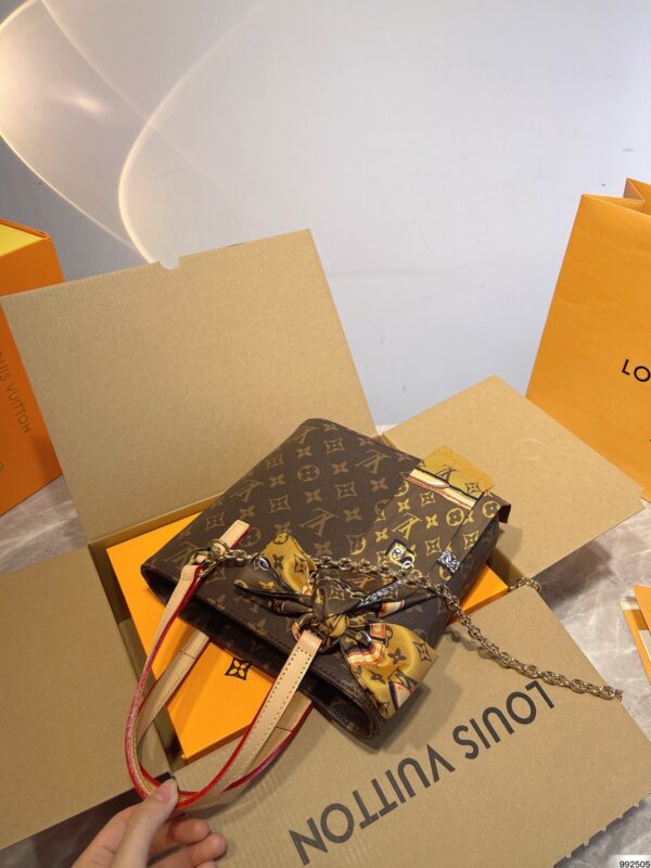 LC318 - Louis Vuitton Women's Fashion Bag