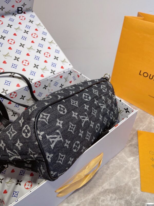 LC319 - Louis Vuitton Women's Fashion Bag