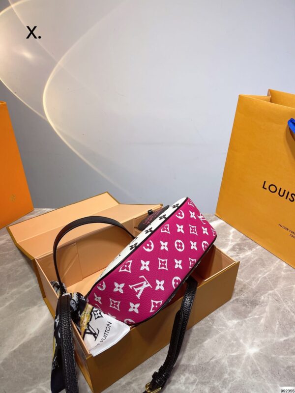 LC320 - Louis Vuitton Women's Fashion Bag