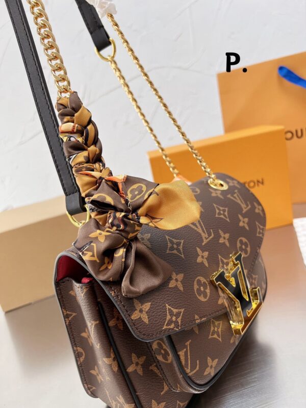 LC321 - Louis Vuitton Women's Fashion Bag