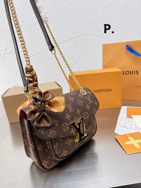 LC321 - Louis Vuitton Women's Fashion Bag