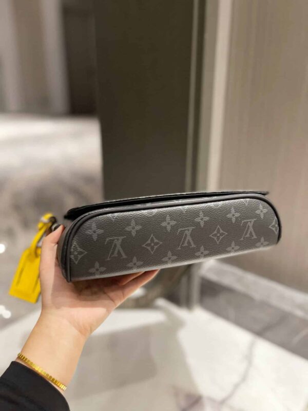 LC322 - Louis Vuitton Women's Fashion Bag