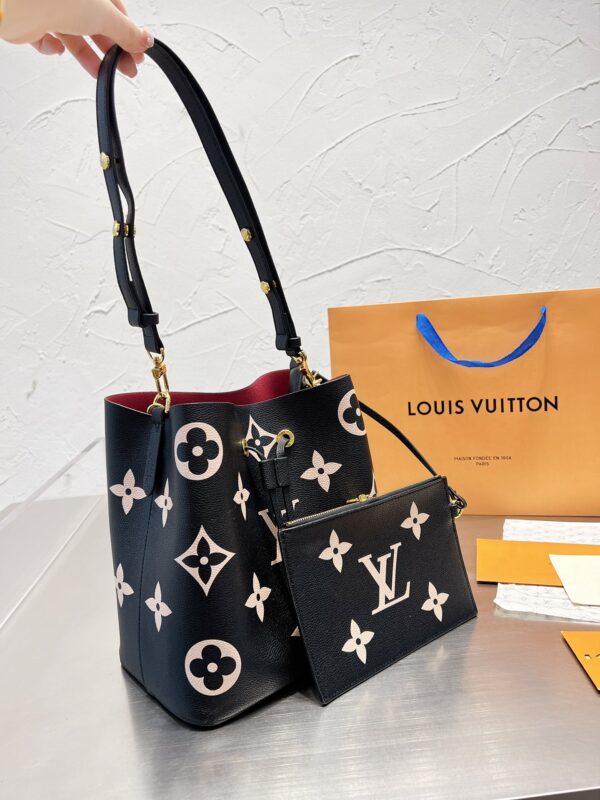 LC328 - Louis Vuitton Women's Fashion Bag