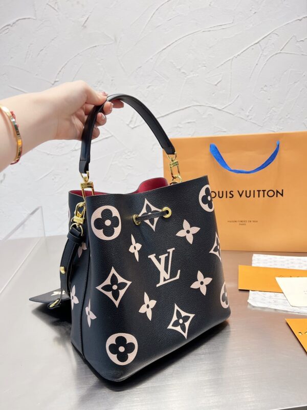 LC328 - Louis Vuitton Women's Fashion Bag