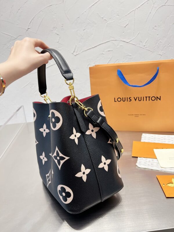 LC328 - Louis Vuitton Women's Fashion Bag