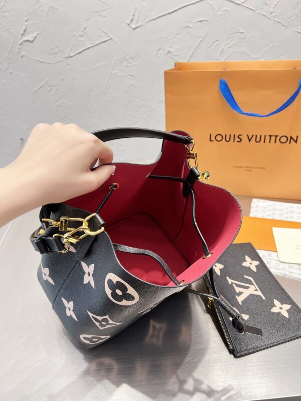 LC328 - Louis Vuitton Women's Fashion Bag