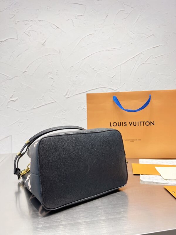 LC328 - Louis Vuitton Women's Fashion Bag