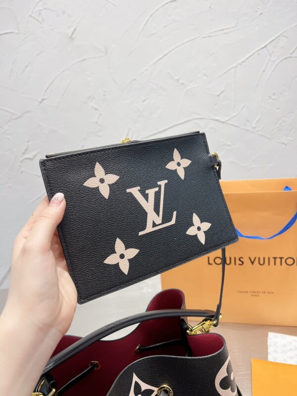 LC328 - Louis Vuitton Women's Fashion Bag