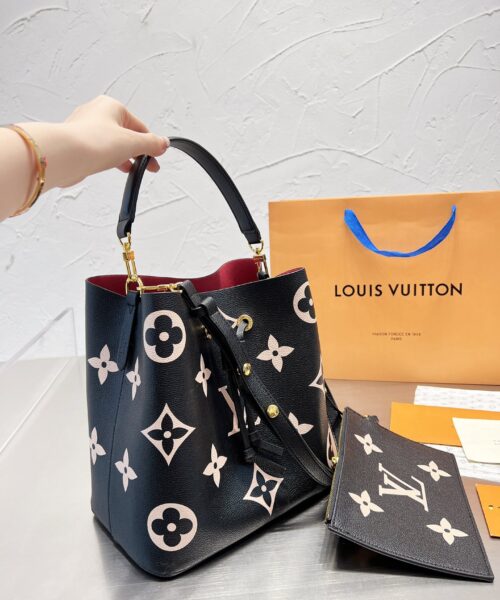 LC328 - Louis Vuitton Women's Fashion Bag