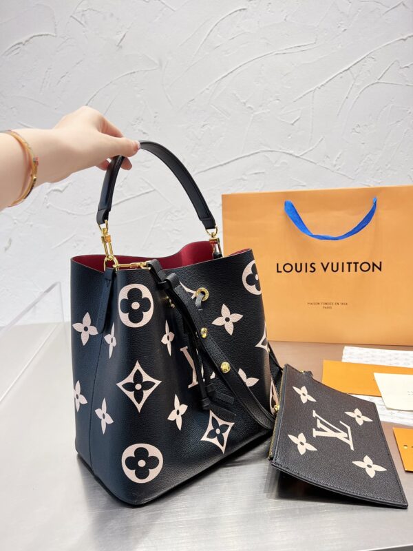 LC328 - Louis Vuitton Women's Fashion Bag