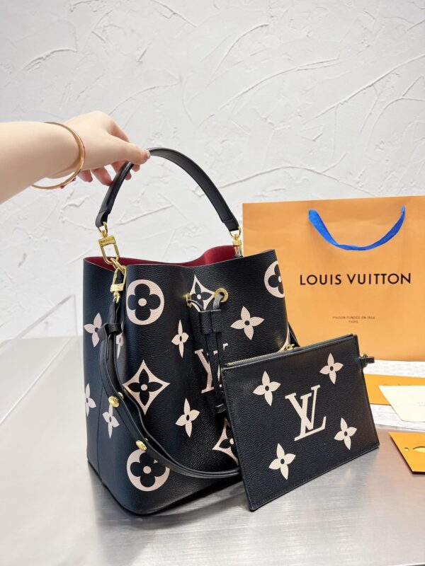 LC328 - Louis Vuitton Women's Fashion Bag