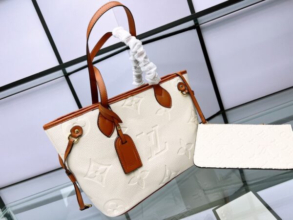 LC329 - Louis Vuitton Women's Fashion Bag