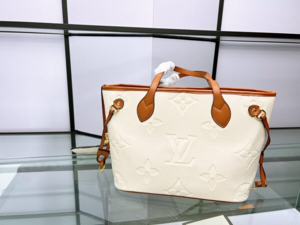 LC329 - Louis Vuitton Women's Fashion Bag