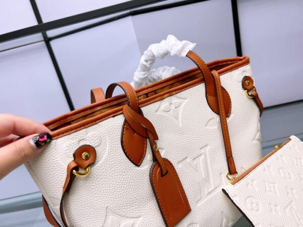 LC329 - Louis Vuitton Women's Fashion Bag