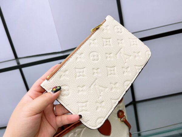 LC329 - Louis Vuitton Women's Fashion Bag